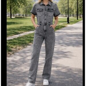 GAP Women Grey Acid Wash Denim Short Sleeve Jumpsuit Cropped button down Size 4